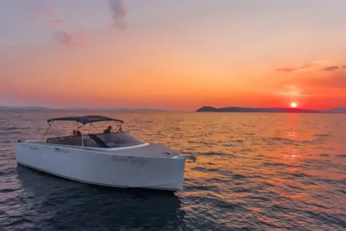 Panoramic sunset powerboat tour along Split coastline and Marjan Hill